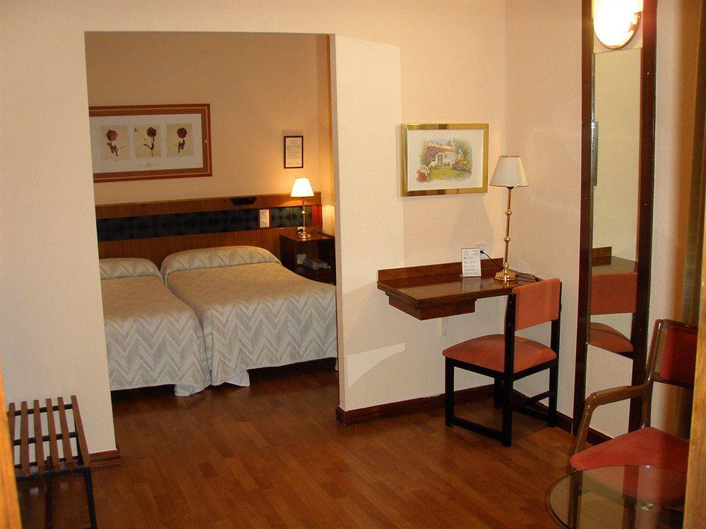 Hotel Madrid Bierzo Понферада Екстериор снимка