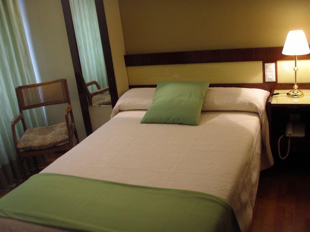 Hotel Madrid Bierzo Понферада Екстериор снимка