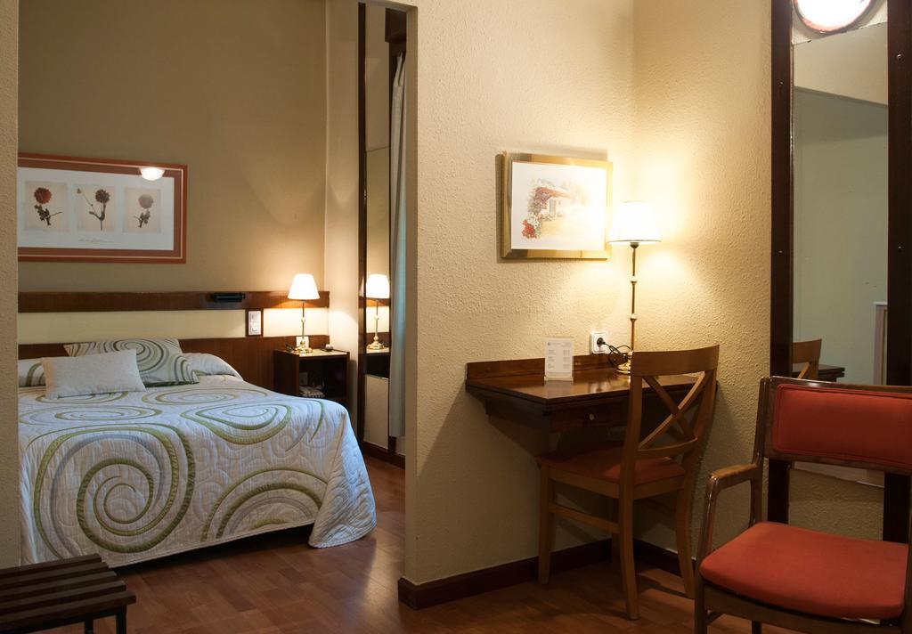 Hotel Madrid Bierzo Понферада Екстериор снимка