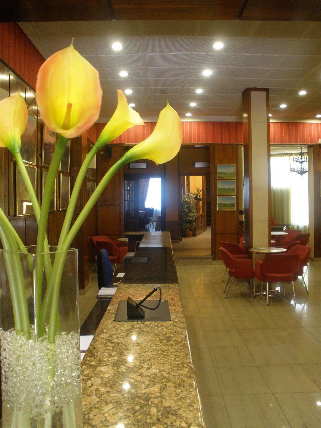 Hotel Madrid Bierzo Понферада Екстериор снимка