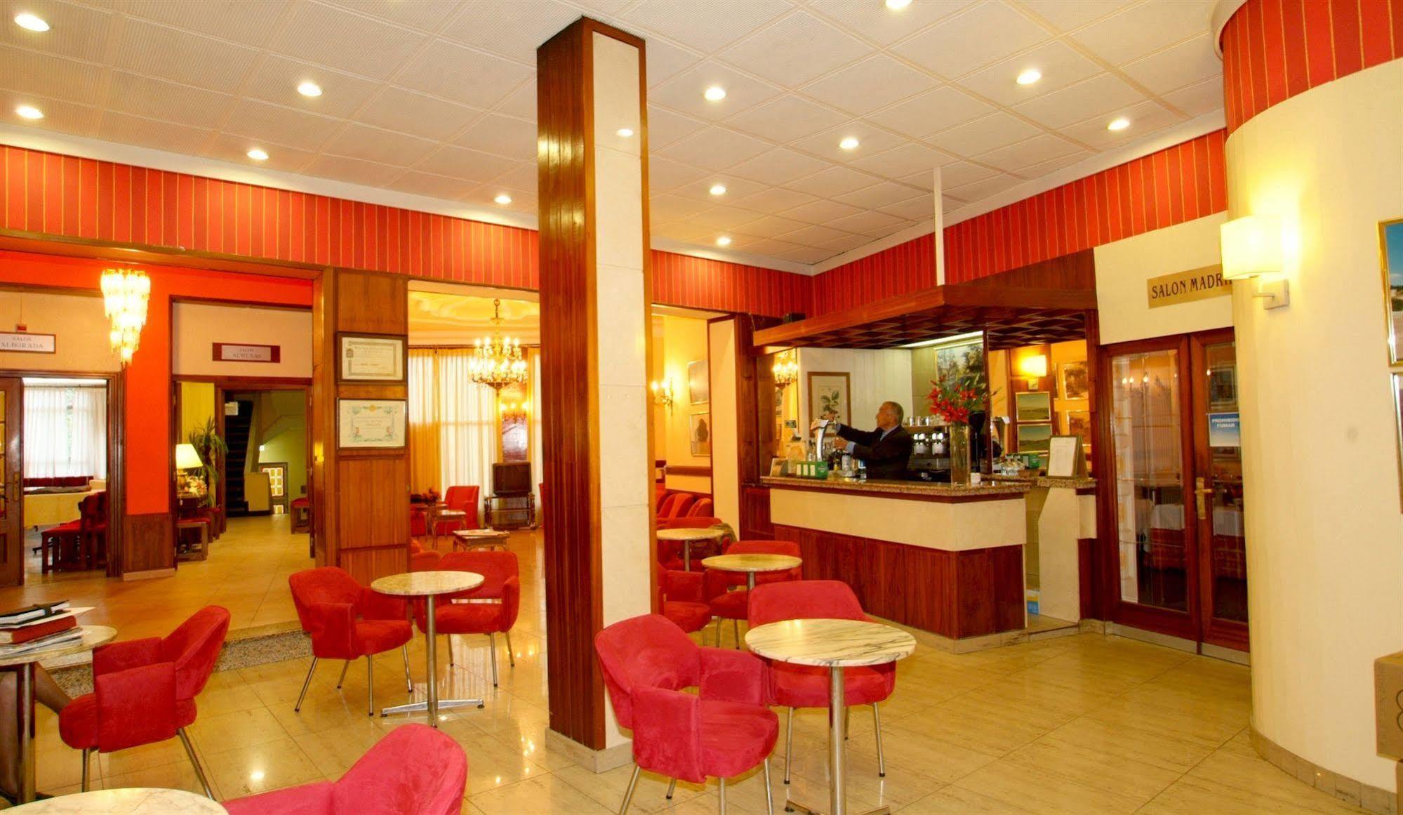 Hotel Madrid Bierzo Понферада Екстериор снимка